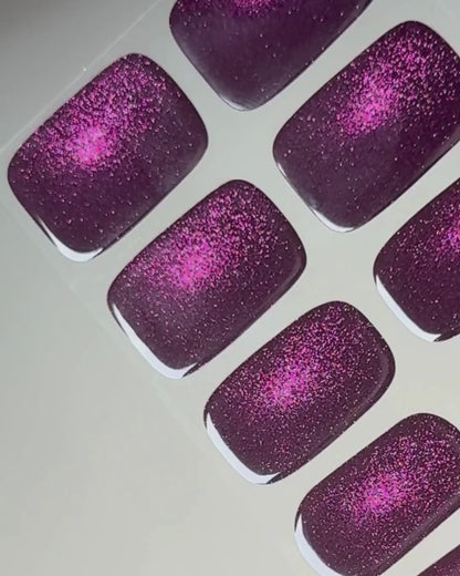 Anwendung und Nahaufnahme der Black Cherry Cat Eye UV Gel Wraps mit magnetischem Schimmer und Cat-Eye-Effekt.