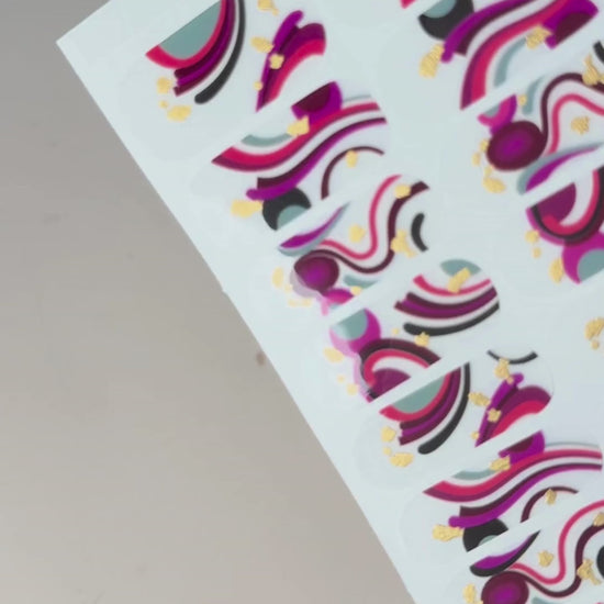 Anwendung der Pinkasso Nailpolish Wraps – selbstklebende Nagelfolien einfach und schnell aufkleben.