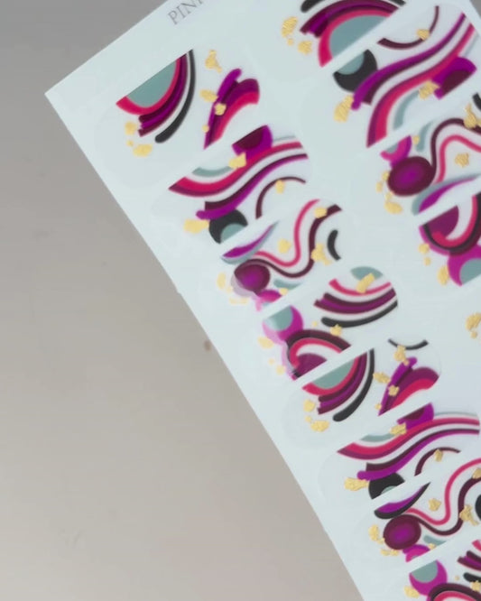 Anwendung der Pinkasso Nailpolish Wraps – selbstklebende Nagelfolien einfach und schnell aufkleben.
