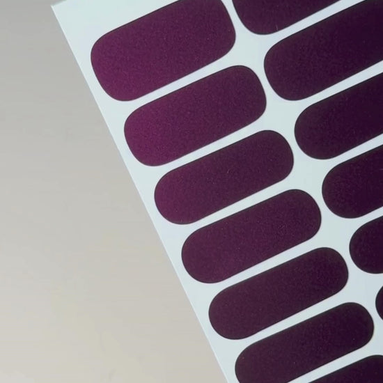 Anwendung der Ilvy Pink Nailpolish Wraps – selbstklebende Nagelfolien einfach und schnell aufkleben.