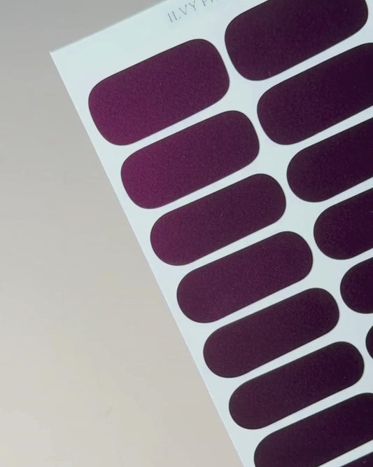 Anwendung der Ilvy Pink Nailpolish Wraps – selbstklebende Nagelfolien einfach und schnell aufkleben.
