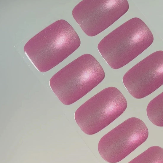 Anwendung und Detailansicht der Abendbeere Cat Eye UV Gel Wraps mit beerigem Cat-Eye-Effekt und intensivem Schimmer.