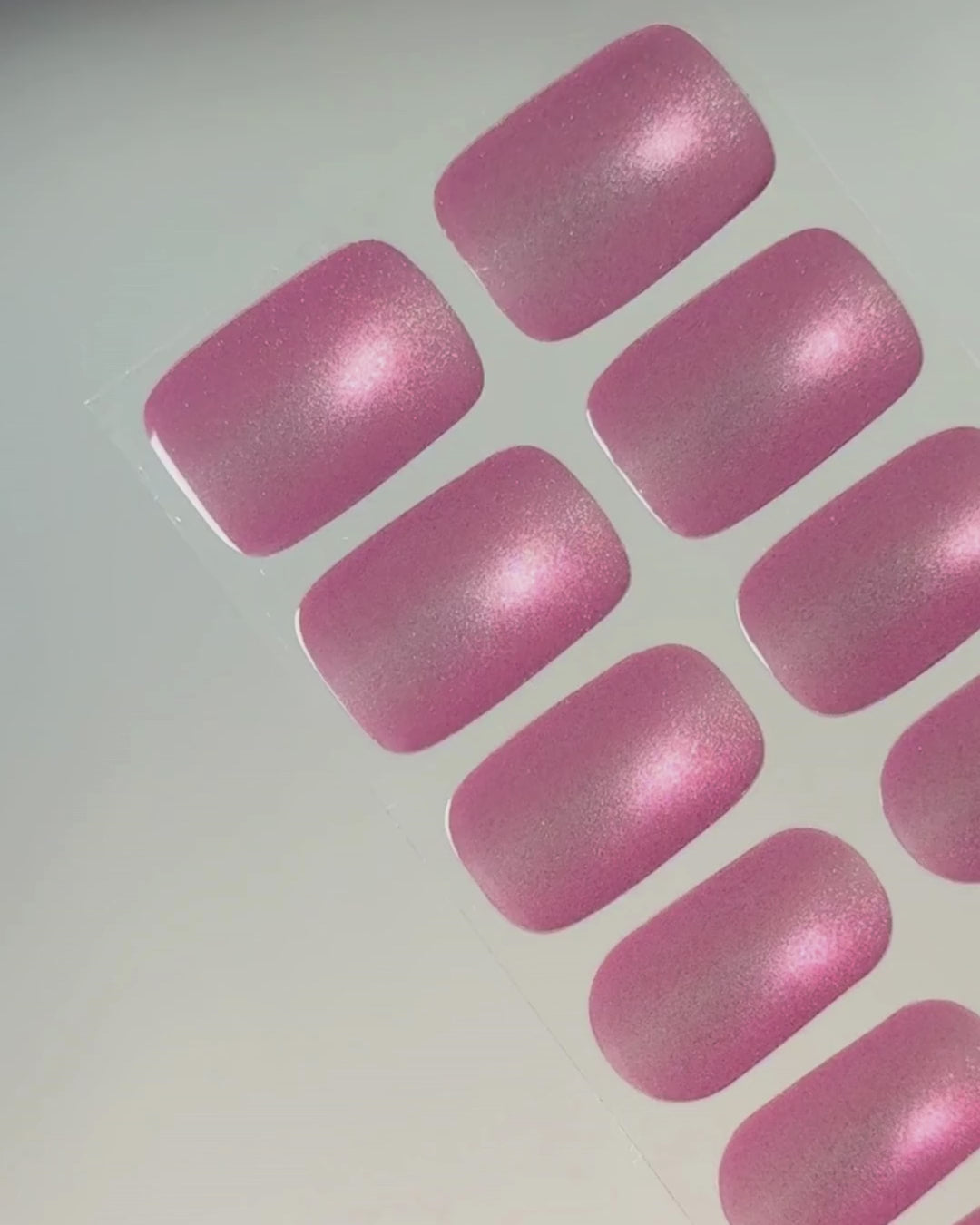 Anwendung und Detailansicht der Abendbeere Cat Eye UV Gel Wraps mit beerigem Cat-Eye-Effekt und intensivem Schimmer.