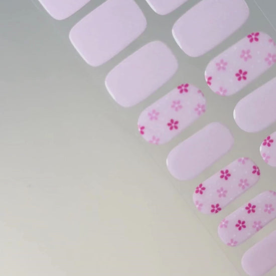 Anwendung und Detailansicht der Blush Bouquet UV Gel Wraps mit zarten Rosétönen und floralen Blütenakzenten.