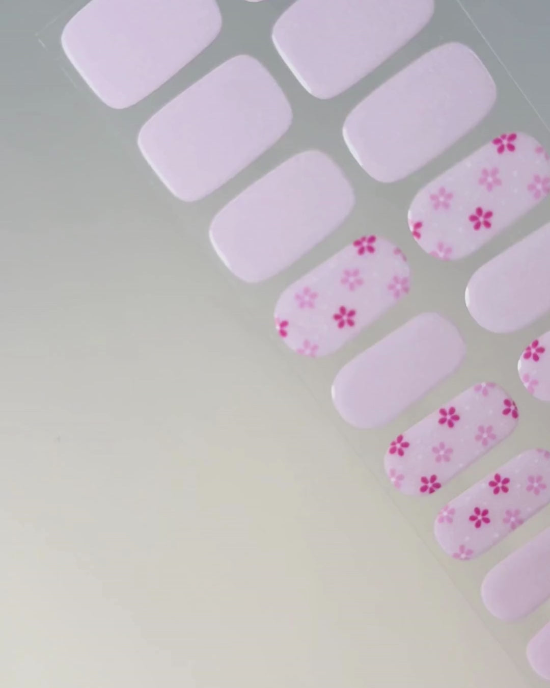 Anwendung und Detailansicht der Blush Bouquet UV Gel Wraps mit zarten Rosétönen und floralen Blütenakzenten.