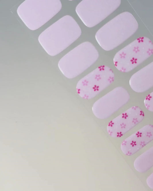 Anwendung und Detailansicht der Blush Bouquet UV Gel Wraps mit zarten Rosétönen und floralen Blütenakzenten.