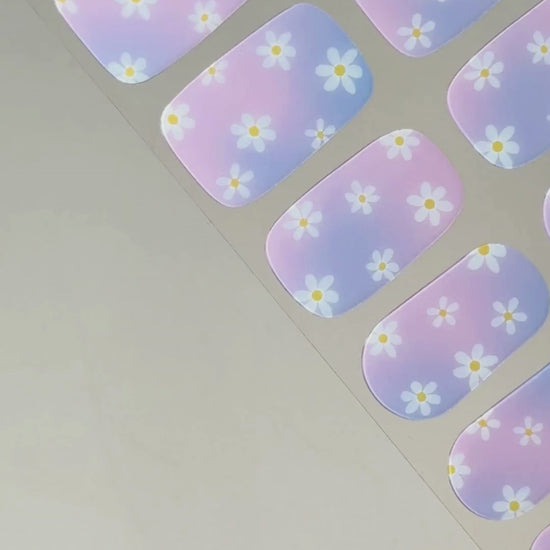 Video zur Anwendung und Ergebnis der Y2K UV Gel Wraps mit schimmernden Pastelltönen und holografischem Effekt. Schritt für Schritt Aufkleben und Aushärten für eine langanhaltende Maniküre mit uv nailwraps von Die Nageltante.