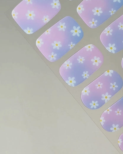 Video zur Anwendung und Ergebnis der Y2K UV Gel Wraps mit schimmernden Pastelltönen und holografischem Effekt. Schritt für Schritt Aufkleben und Aushärten für eine langanhaltende Maniküre mit uv nailwraps von Die Nageltante.