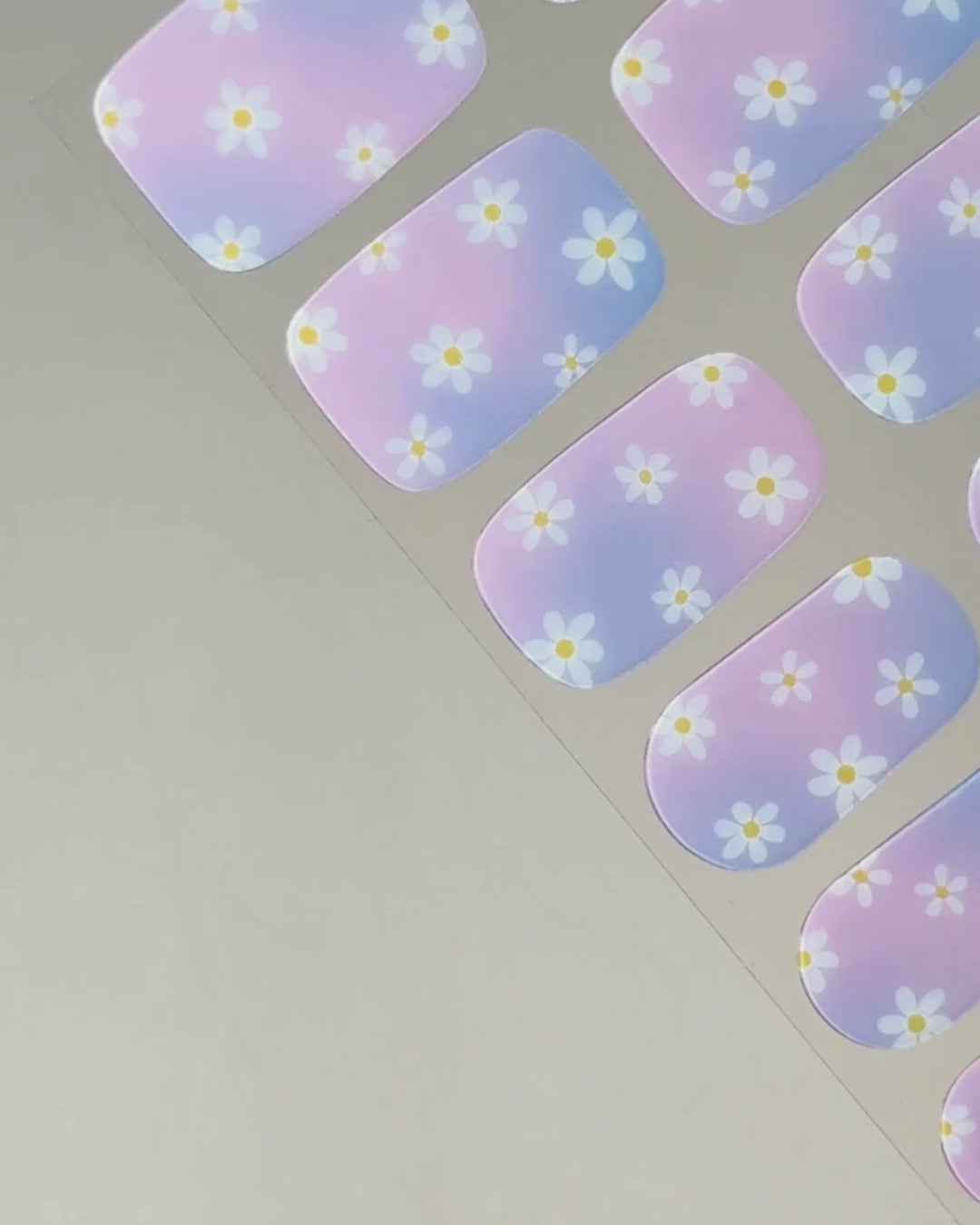 Video zur Anwendung und Ergebnis der Y2K UV Gel Wraps mit schimmernden Pastelltönen und holografischem Effekt. Schritt für Schritt Aufkleben und Aushärten für eine langanhaltende Maniküre mit uv nailwraps von Die Nageltante.