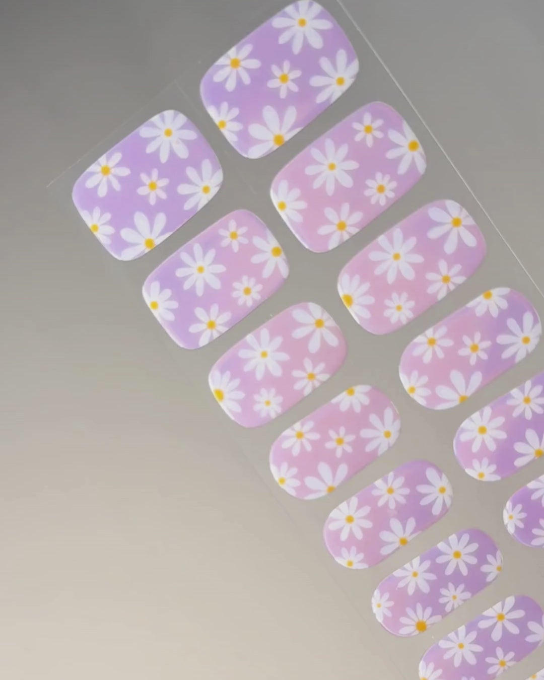UV Gel Wraps Tiny Blooms Anwendung Hand