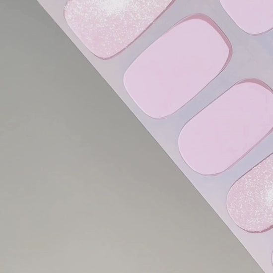 Anwendung und Detailansicht der Blush Hour Cat Eye UV Gel Wraps mit magnetischem Schimmer und Glitzereffekt