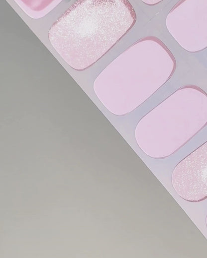 Anwendung und Detailansicht der Blush Hour Cat Eye UV Gel Wraps mit magnetischem Schimmer und Glitzereffekt