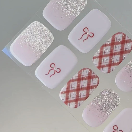 Anwendung und Detailansicht der Bowtiful UV Gel Wraps mit Schleifenmotiven, Glitzerakzenten und Vichy-Karo.