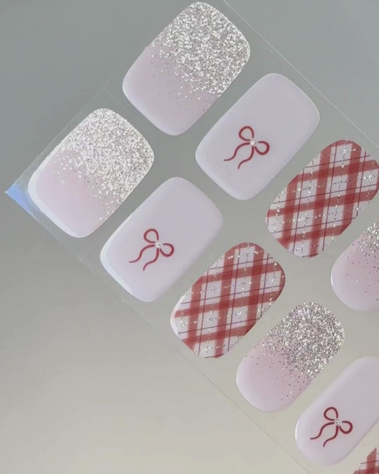 Anwendung und Detailansicht der Bowtiful UV Gel Wraps mit Schleifenmotiven, Glitzerakzenten und Vichy-Karo.