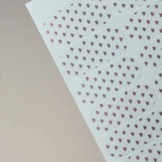 Anwendung der Zuckersüß Holo Nailpolish Wraps – selbstklebende Nagelfolien einfach und schnell aufkleben.