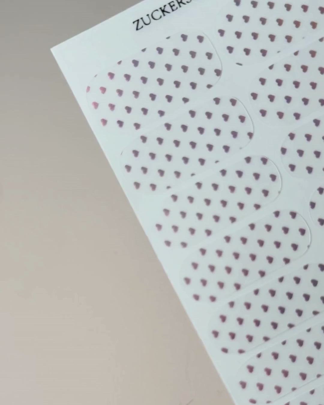 Anwendung der Zuckersüß Holo Nailpolish Wraps – selbstklebende Nagelfolien einfach und schnell aufkleben.