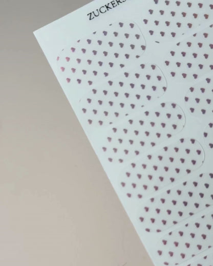 Anwendung der Zuckersüß Holo Nailpolish Wraps – selbstklebende Nagelfolien einfach und schnell aufkleben.