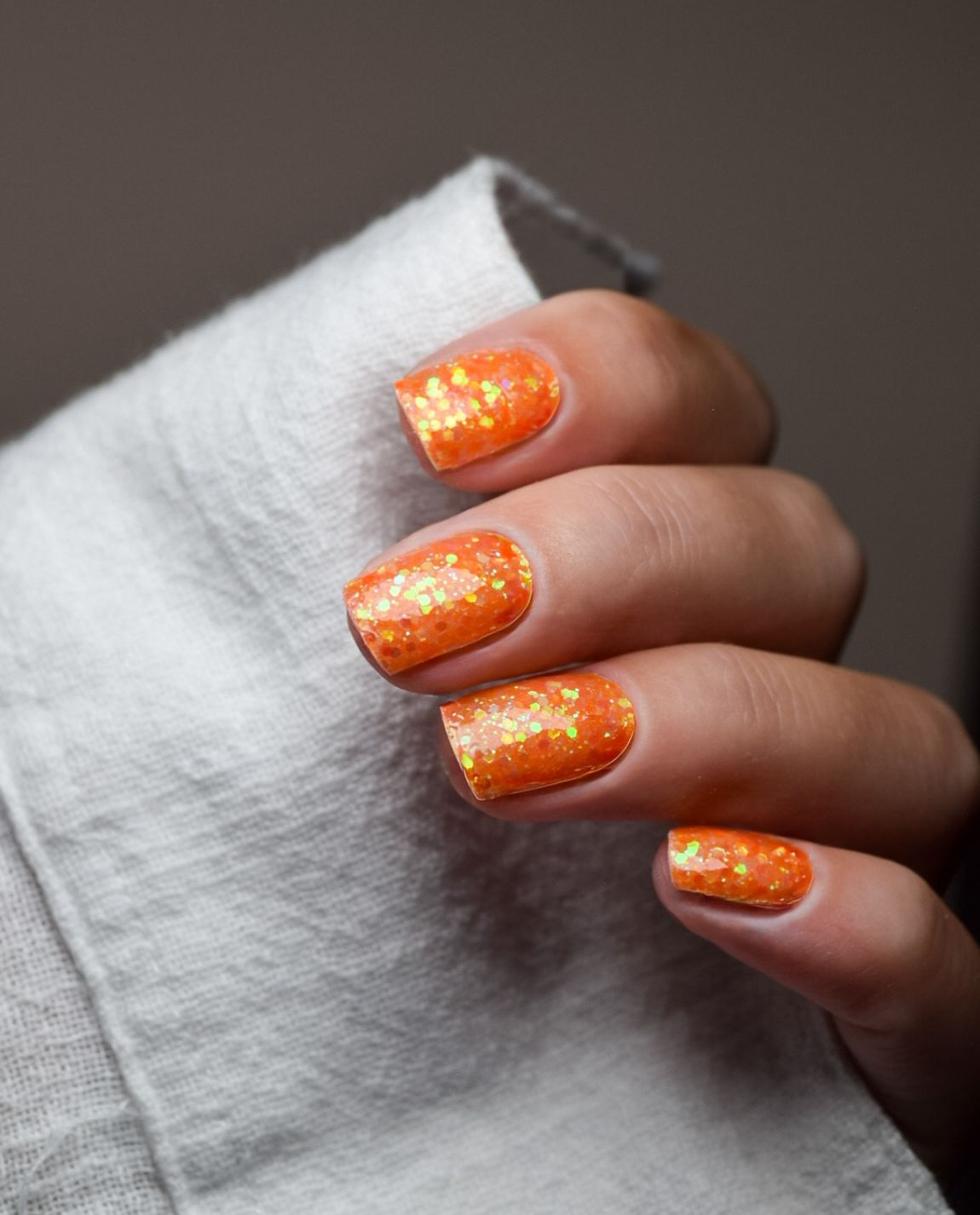Showgirl Nailpolish Wraps – orangefarbenes Glitzerdesign mit goldenem Schimmer auf Nägeln, inspiriert von Taylor Swift
