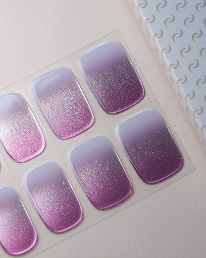 Silberflieder Chrome UV Gel Wraps auf dem Designbogen mit Babyboomer-Verlauf und fliederfarbenem Chrome-Finish.