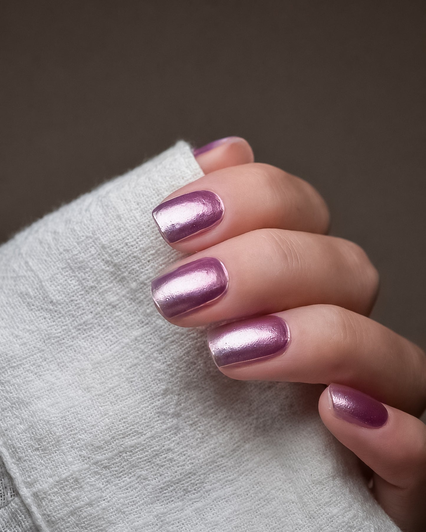Silberflieder Chrome UV Gel Wraps mit zartem Babyboomer-Verlauf und spiegelndem Flieder-Chrome-Effekt auf den Fingernägeln.