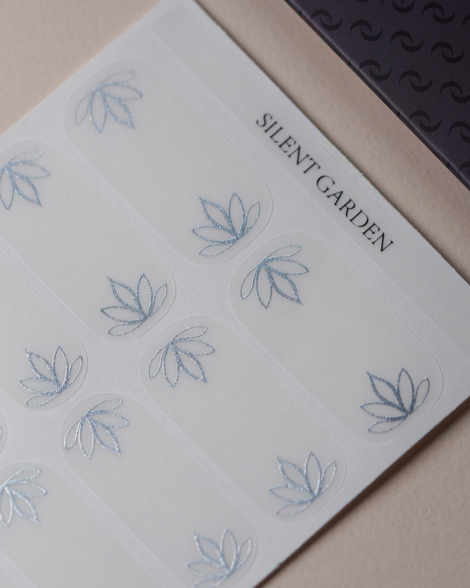 Silent Garden Nailpolish Wraps als kompletter Folienbogen mit 20 selbstklebenden Nagelfolien in verschiedenen Größen.