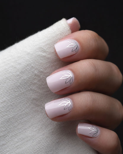 Silent Garden Nailpolish Wraps auf den Fingern getragen – transparentes Design mit filigranen Blüten und silbernen Metallic-Akzenten.