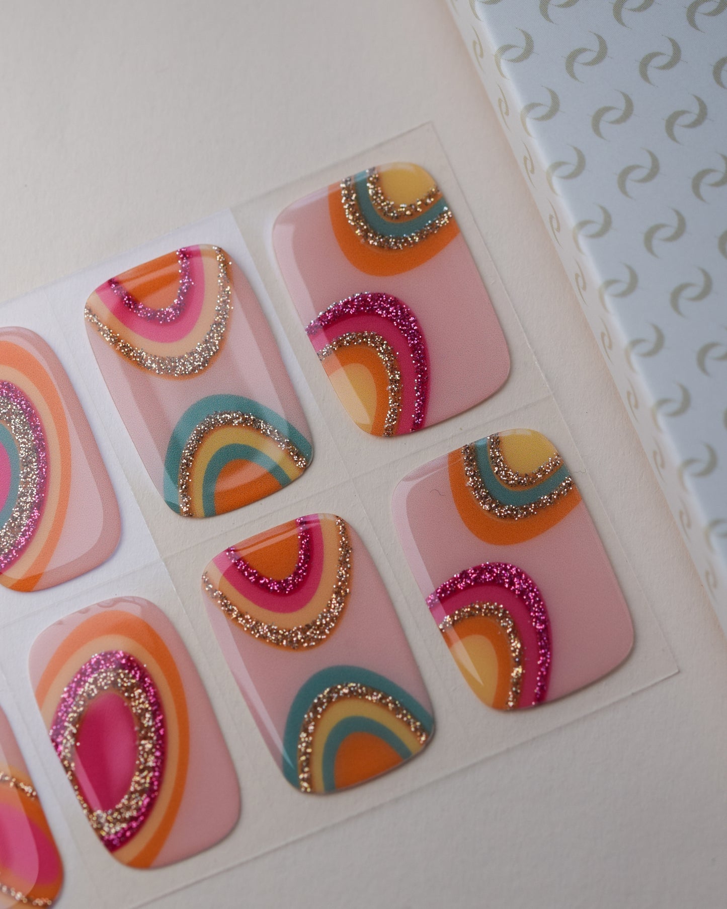 Sonnenfänger UV Gel Wraps mit farbenfrohen Regenbogen-Motiven auf dem vollständigen Designbogen