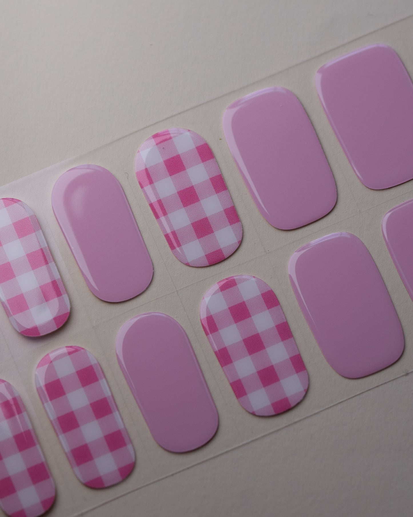 Strawberry Picnic UV Gel Wraps auf dem Designbogen mit rosa Vichy-Karo und sanften Pinknuancen.