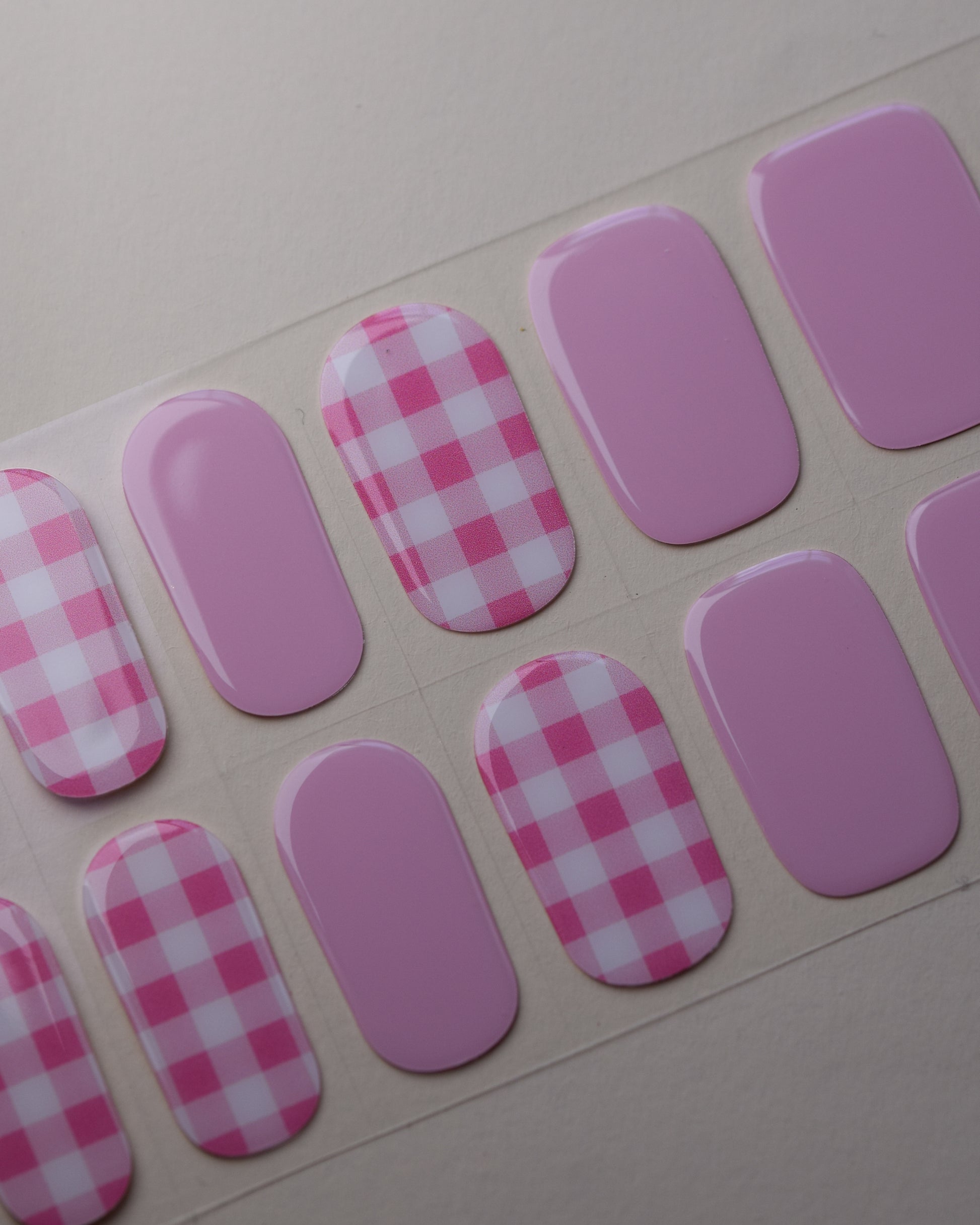 Strawberry Picnic UV Gel Wraps auf dem Designbogen mit rosa Vichy-Karo und sanften Pinknuancen.