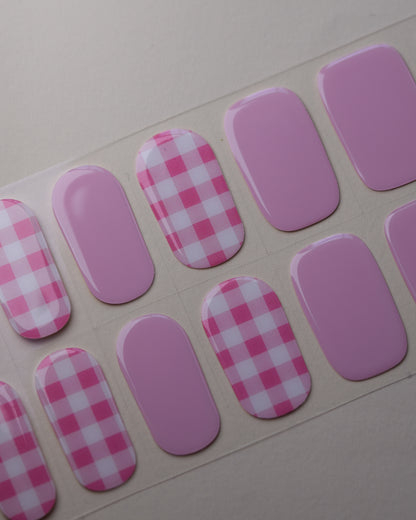 Strawberry Picnic UV Gel Wraps auf dem Designbogen mit rosa Vichy-Karo und sanften Pinknuancen.