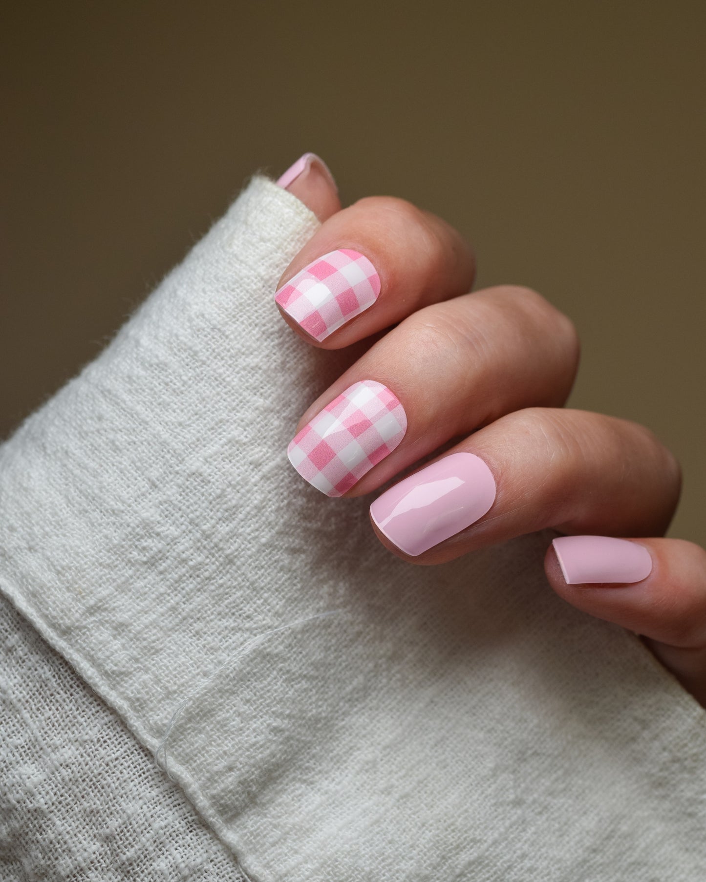 strawberry-picnic-uv-gel-wraps-designbogen