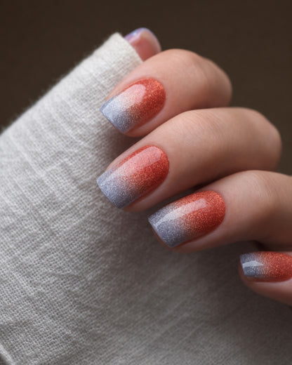 Summer Fizz Cat Eye UV Gel Wraps mit Korallrot, Blau und intensivem magnetischem Schimmer auf den Fingernägeln.