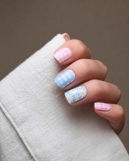 Tausendschön Nailpolish Wraps mit rosa und blauen Vichy-Karos sowie floralen Akzenten auf den Fingernägeln.