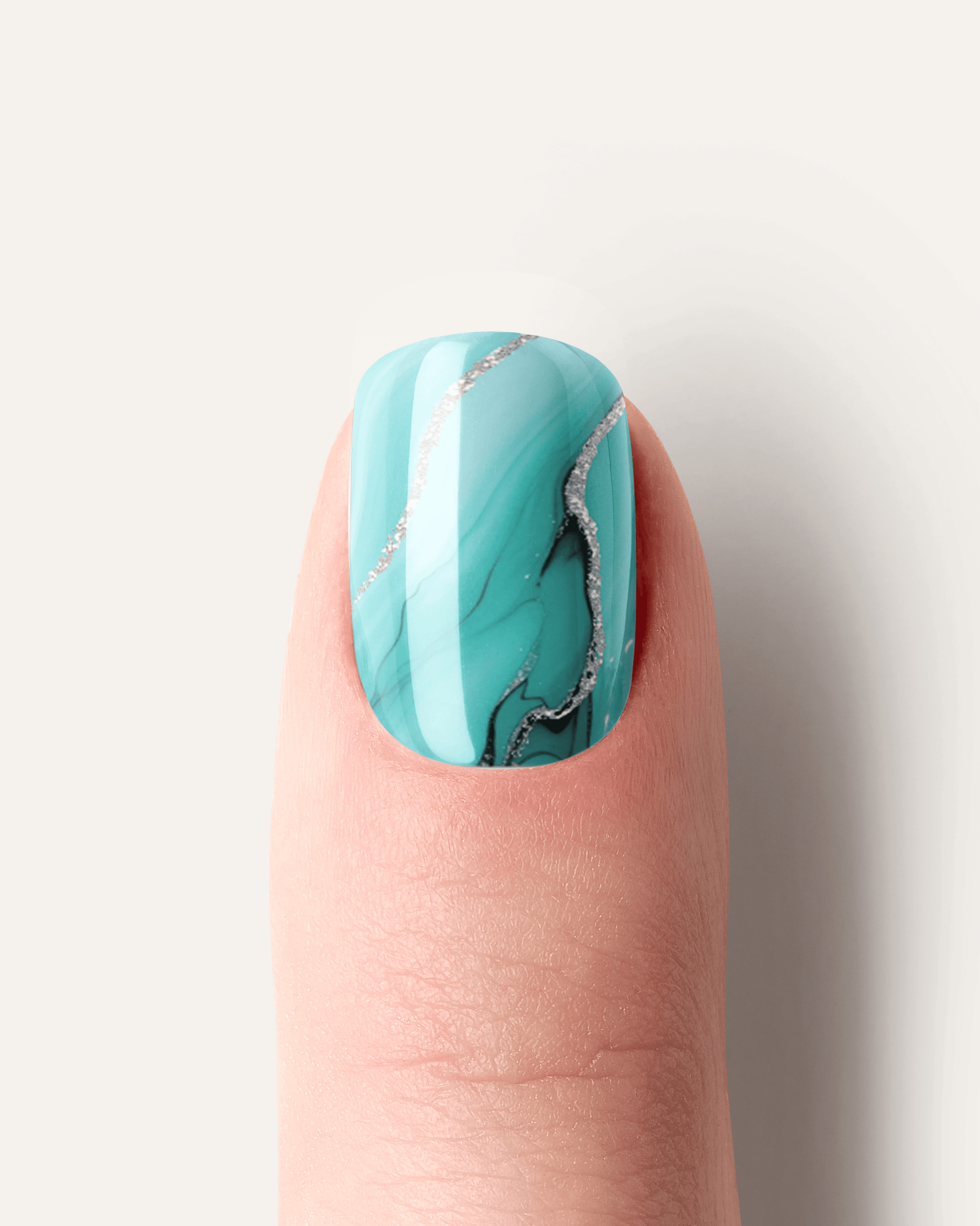 Detailaufnahme der Tide & Seek UV Gel Wraps mit fließendem Ozean-Marmoreffekt in Türkis und Blau.