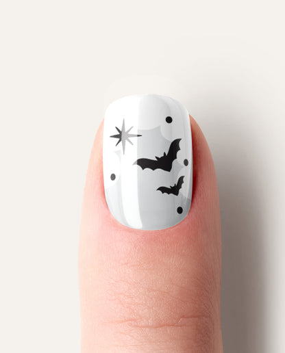 Nailpolish Wraps Witch, Please – schwarzes Fledermaus- und Sternendesign auf zarter French-Basis.