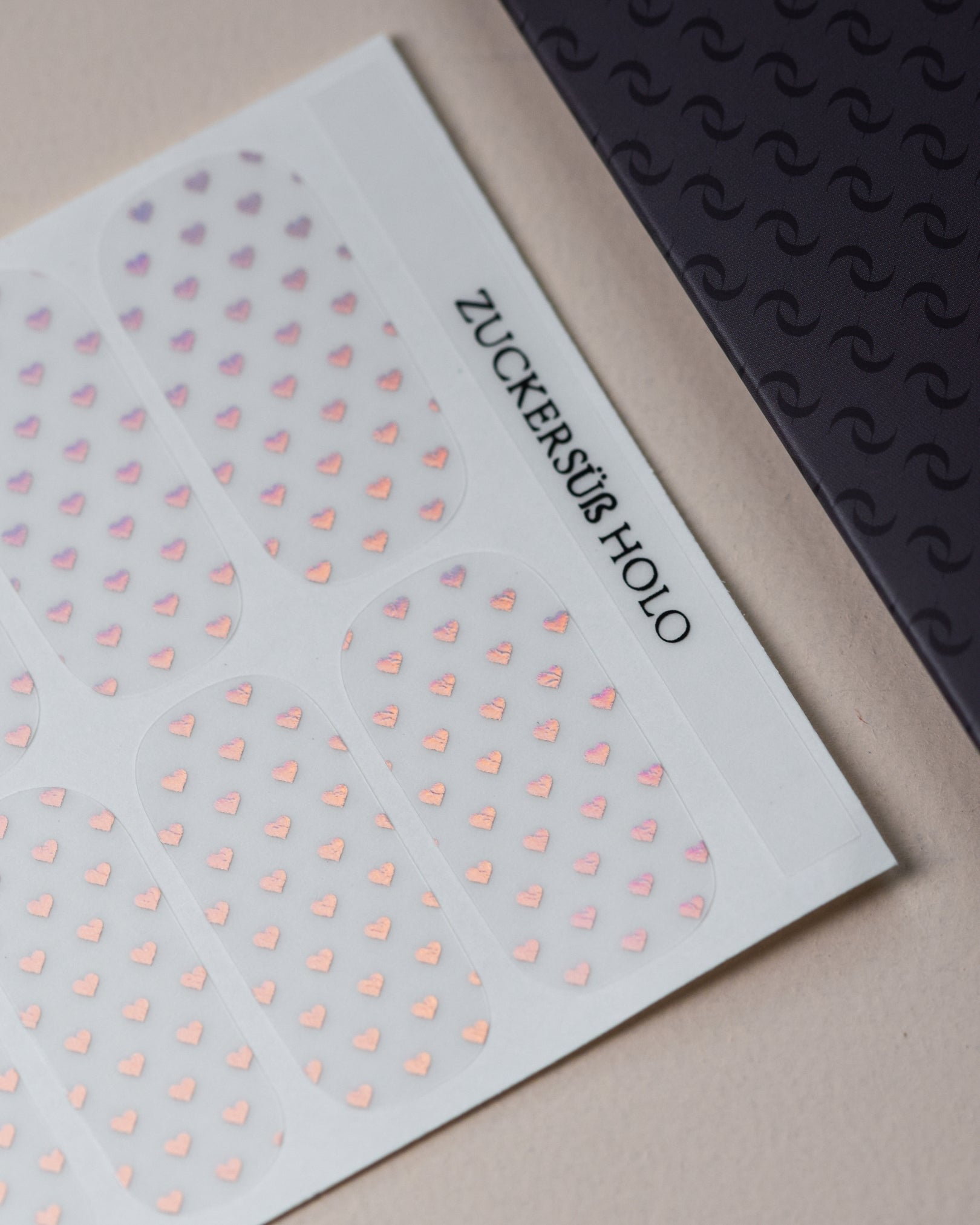 Zuckersüß Holo Nailpolish Wraps als kompletter Folienbogen mit 20 selbstklebenden Nagelfolien in verschiedenen Größen.
