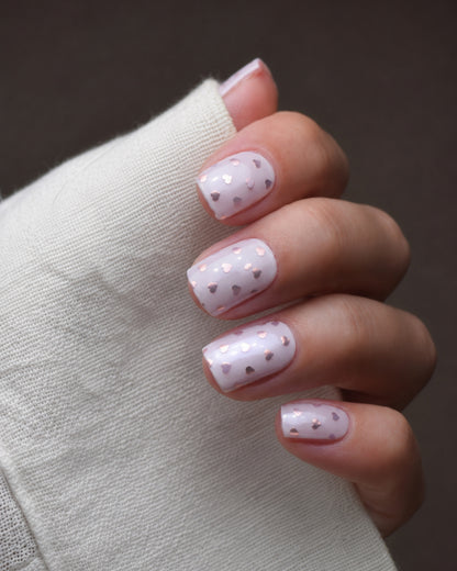 Zuckersüß Holo Nailpolish Wraps auf den Fingern getragen – transparentes Design mit rosafarbenen Herzchen und schimmerndem Holo-Effekt.
