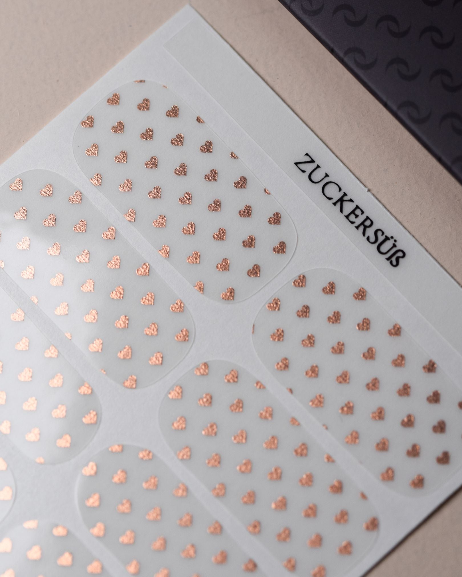 Zuckersüß Nailpolish Wraps als kompletter Folienbogen mit 20 selbstklebenden Nagelfolien in verschiedenen Größen.